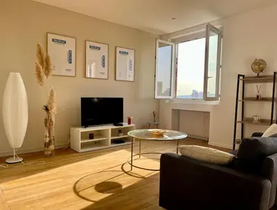 Télévision ou salle de divertissement dans l'établissement Chambre privée dans un appartement partagé