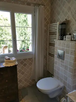 Salle de bains dans l'établissement La Moderne