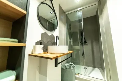 Salle de bains dans l'établissement KASA ARTY - Tout équipé - Agréable et confortable