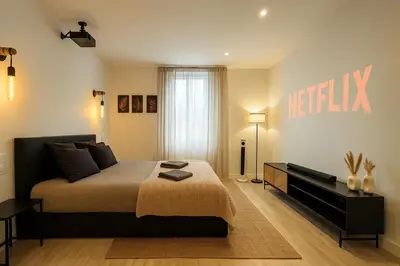 Un ou plusieurs lits dans un hébergement de l'établissement Cinéma & Jacuzzi aux Étoiles - CasaBianca Suite