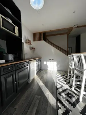 Cuisine ou kitchenette dans l'établissement Petite maison dans le beaujolais