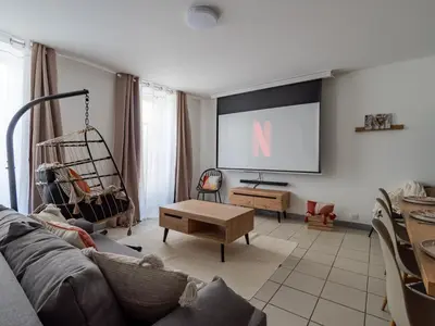 Télévision ou salle de divertissement dans l'établissement La Petite Histoire