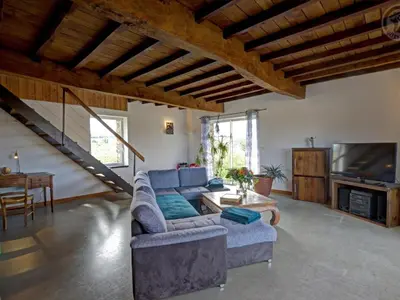 Coin salon dans l'établissement Spacieux gîte en campagne avec piscine et spa - FR-1-496-296