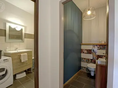 Salle de bains dans l'établissement Spacieux gîte en campagne avec piscine et spa - FR-1-496-296