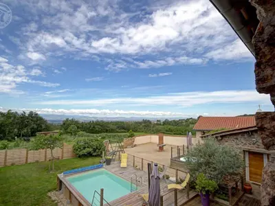 Piscine de l'établissement Spacieux gîte en campagne avec piscine et spa - FR-1-496-296 ou située à proximité