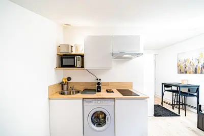 Cuisine ou kitchenette dans l'établissement Le Californie - Agréable studio - wifi inclus