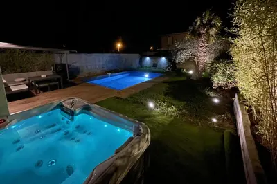 Piscine de l'établissement Unique! jacuzzi privé 35°C + cinéma Villa entière ou située à proximité