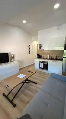Cuisine ou kitchenette dans l'établissement Studio rénové centre-ville de Lagnieu / WIFI