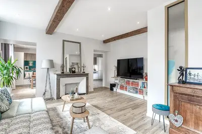 Télévision ou salle de divertissement dans l'établissement Duplex de luxe à Trévoux élégance et confort 100m2 chambres climatisées