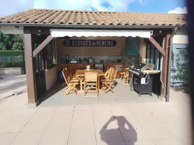 Restaurant ou autre lieu de restauration dans l'établissement Maison au pied du Beaujolais