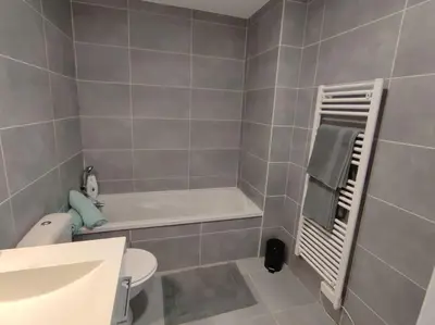 Salle de bains dans l'établissement L'Escale Favergeoise - Neuf