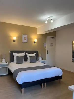 Un ou plusieurs lits dans un hébergement de l'établissement Hôtel Comme chez soi