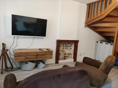 Télévision ou salle de divertissement dans l'établissement L'Atelier Cosy - Maison de village Atypique