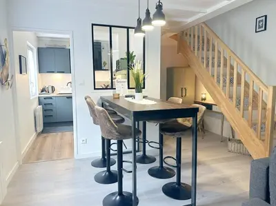Cuisine ou kitchenette dans l'établissement LOASIS-T4 Duplex Calme Hypercentre Proche Rue Nat