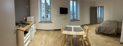 Télévision ou salle de divertissement dans l'établissement La Cigogne