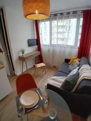 Télévision ou salle de divertissement dans l'établissement T1bis, balcon, proche Part-Dieu