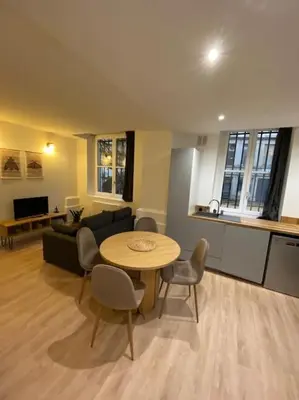 Coin salon dans l'établissement Cozy 1BR in Lyon Center