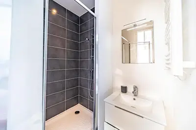 Salle de bains dans l'établissement Le Debourg - Studio lumineux proche métro B - wifi inclus