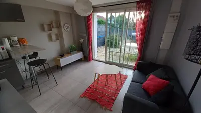 Coin salon dans l'établissement Bonheur des prés, T2 jardin, parking