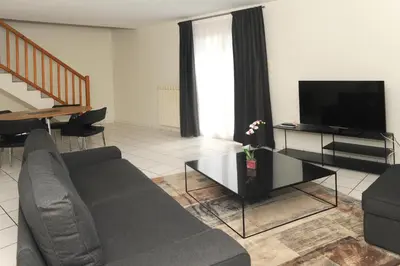 Télévision ou salle de divertissement dans l'établissement A la Suite du Jardin de l'Isle