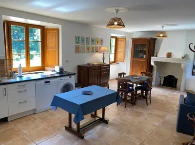 Cuisine ou kitchenette dans l'établissement Maison confortable et calme, 2 chambres