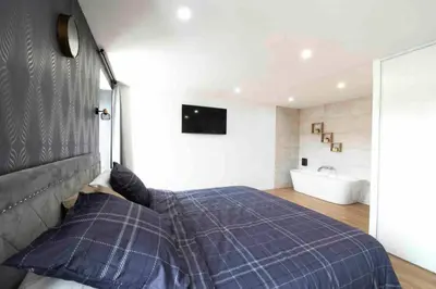 Un ou plusieurs lits dans un hébergement de l'établissement Appartement jacuzzi hammam