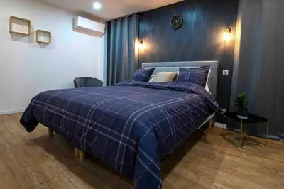 Un ou plusieurs lits dans un hébergement de l'établissement Appartement jacuzzi hammam