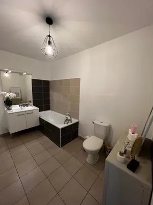 Salle de bains dans l'établissement Agatha : ACCES FACILE GARE PARDIEU / EUREXPO / AEROPORT / GROUPAMA STADIUM