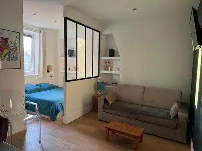 Coin salon dans l'établissement Studio totalement rénové en plein centre-ville devant la Préfecture de Lyon