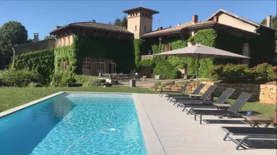 Piscine de l'établissement La croix des Rameaux- charming house near Lyon ou située à proximité