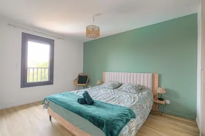 Un ou plusieurs lits dans un hébergement de l'établissement Sunny House - Villa 4 chambres - Saint Genis Les Ollières