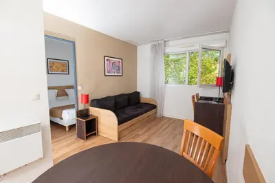 Coin salon dans l'établissement Apparthotel Privilodges Lyon Lumière
