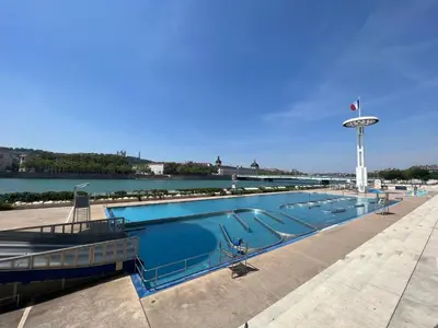 Piscine de l'établissement Lyon Premium - Aux Berges du Rhône ou située à proximité