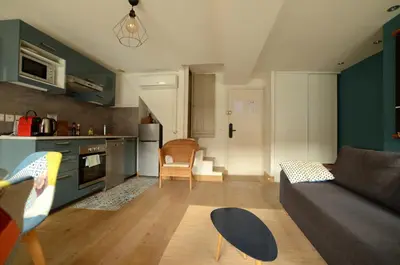 Cuisine ou kitchenette dans l'établissement Tiny duplex climatisé
