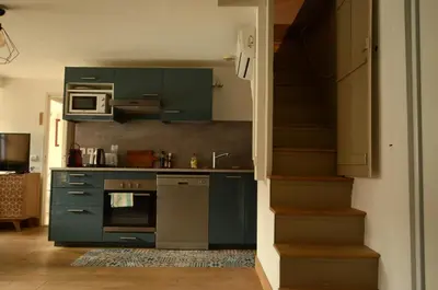 Cuisine ou kitchenette dans l'établissement Tiny duplex climatisé