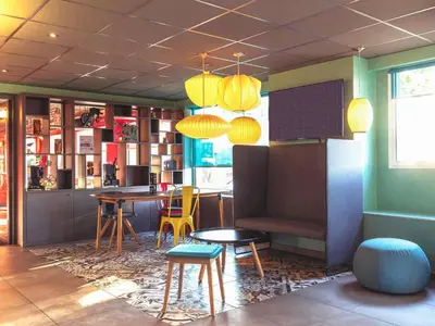 Coin salon dans l'établissement ibis Styles Lyon Centre Confluence