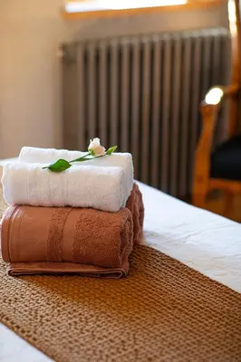 Un ou plusieurs lits dans un hébergement de l'établissement La Fée Capucine - Chambres et table d'hôtes - Espace bien-être et massages
