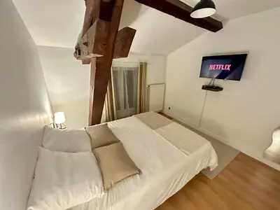 Un ou plusieurs lits dans un hébergement de l'établissement Spacieux & Charmant 2 chambres - Lyon Bron Eurexpo