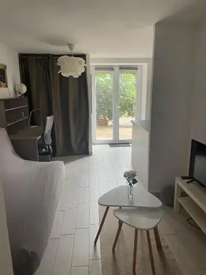 Télévision ou salle de divertissement dans l'établissement Petit studio aux portes du beaujolais