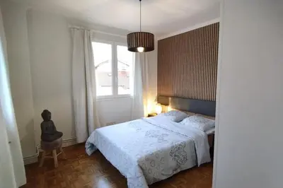 Un ou plusieurs lits dans un hébergement de l'établissement Jolie maison de 4 chambres avec jardinet