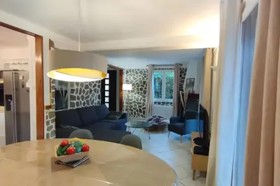 Coin salon dans l'établissement Jolie maison de 4 chambres avec jardinet