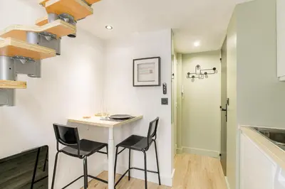 Cuisine ou kitchenette dans l'établissement Tiny-duplex