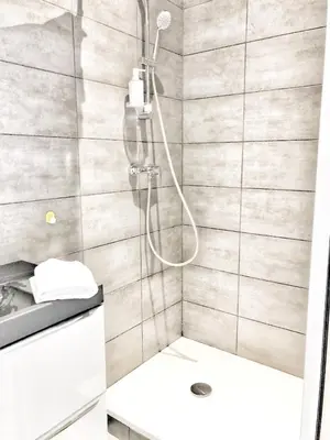 Salle de bains dans l'établissement Hôtel Ô9 marches