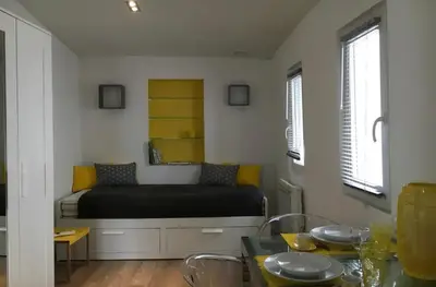 Coin salon dans l'établissement Studio climatisé indépendant plein cœur de Lyon