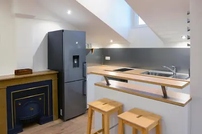 Cuisine ou kitchenette dans l'établissement Very cosy and quiet one bedroom flat in Part Dieu