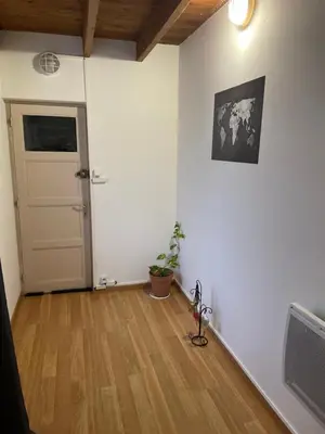 Plan de l'établissement chambre violette coté aéroport calme charmante