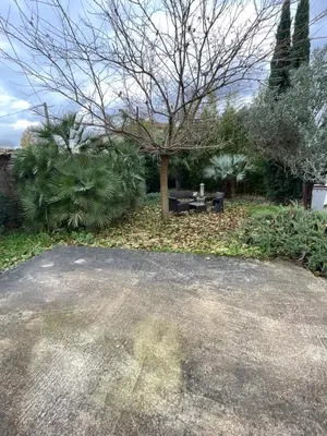 Jardin de l'établissement chambre violette coté aéroport calme charmante