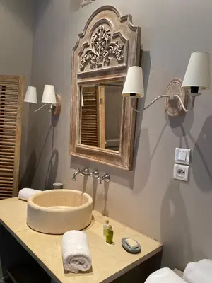 Salle de bains dans l'établissement Les Jardins de la Tour
