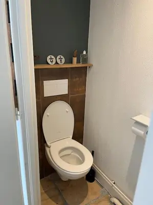 Salle de bains dans l'établissement Loft dans un château en pierres dorées