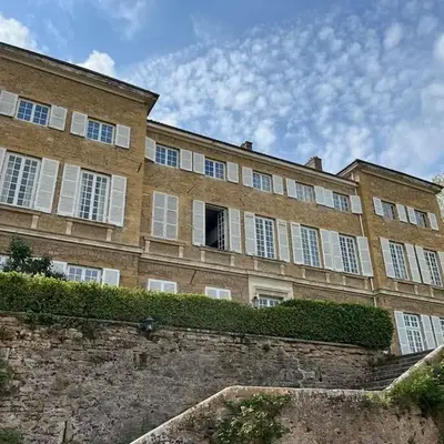 Loft dans un château en pierres dorées